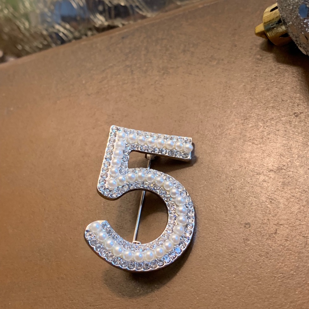 Beautiful #5 pearls crystals silver plated Brooch - Picture 3 of 5